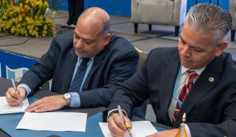 Mr. Luis Hernández; President of AHACI and Erik Moncayo; International President of the World BASC Organization, during the signing of the Memorandum of Understanding (MOU) between the two organizations.